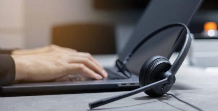 Interprete de español trabajando en remoto